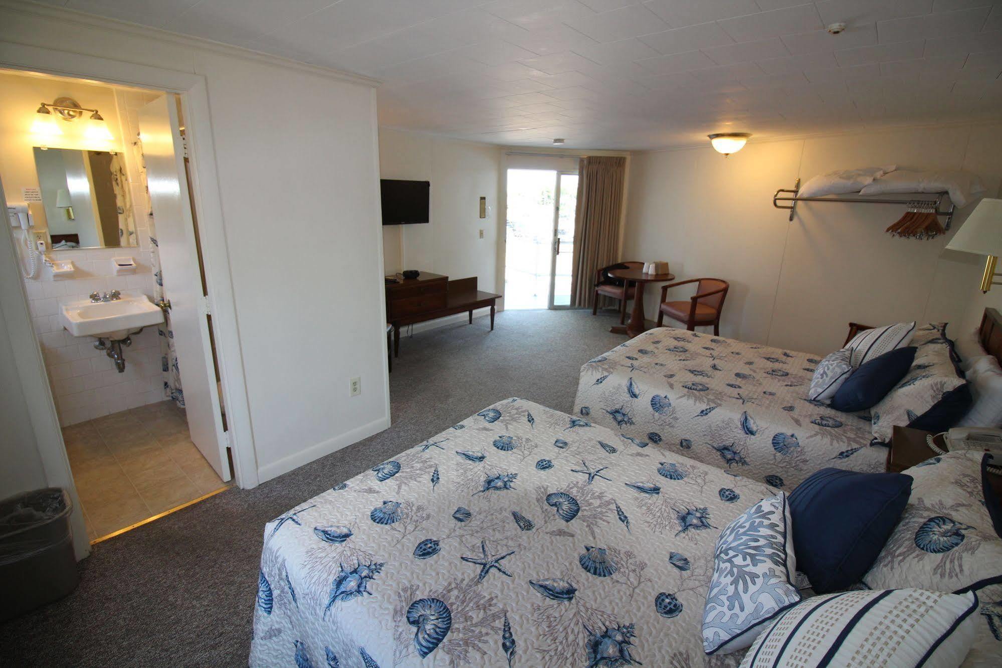 Hyannis Holiday Motel Exterior photo