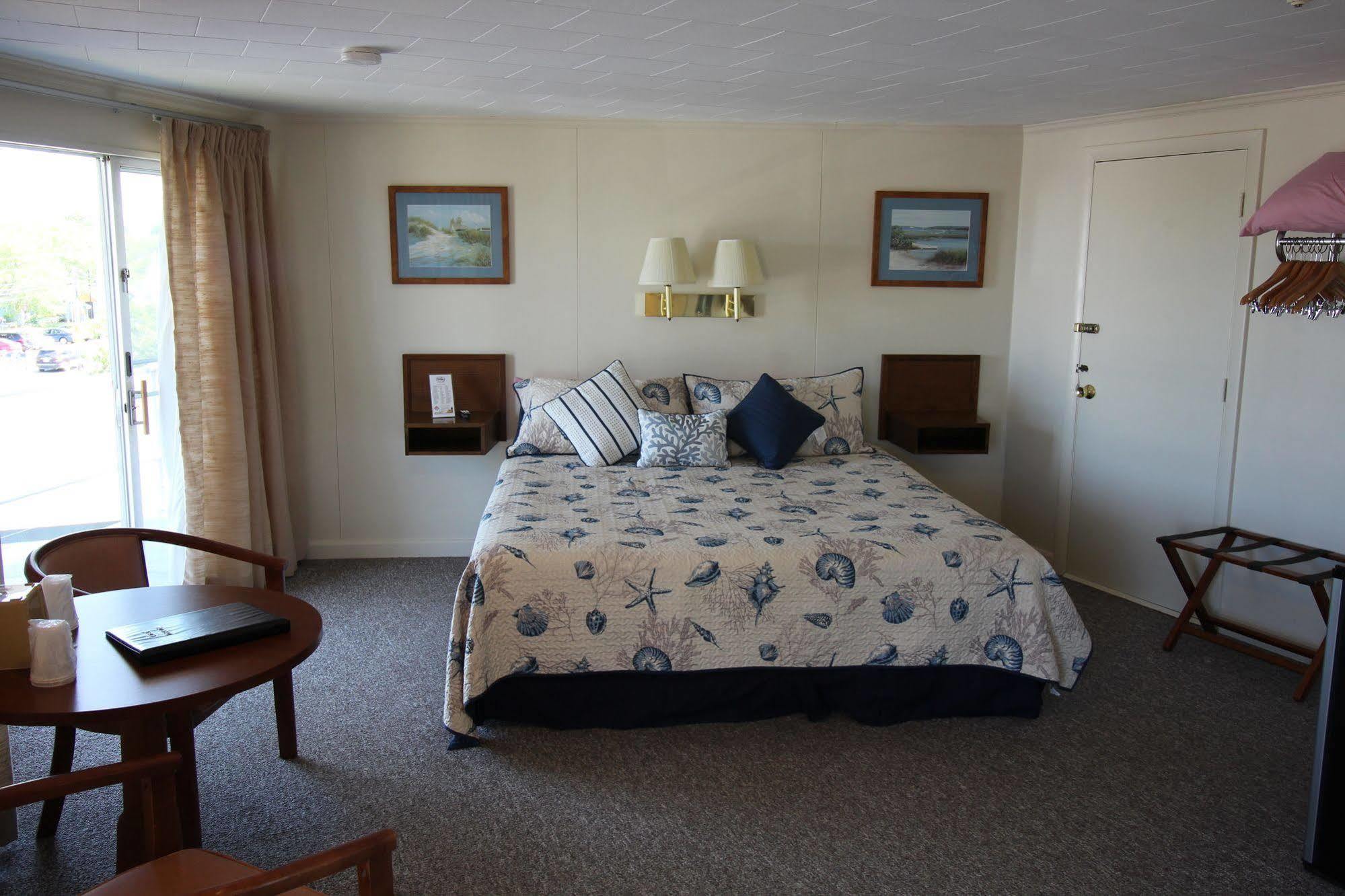 Hyannis Holiday Motel Exterior photo